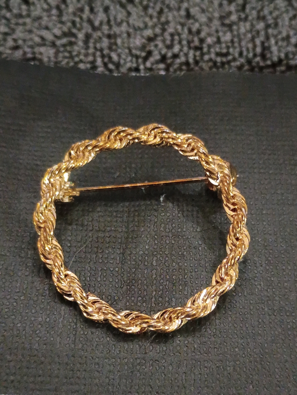 Gold Rope Circle Brooch Pin - Elegant Women’s Jewelry
